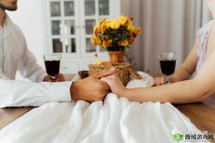 饭桌上张开腿让公看欧美片：探索两性关系的新视角